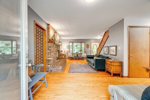 Smart TV, futbolito, mesa de ping pong, estéreo