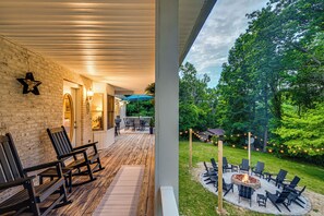 Outdoor dining - Pond Farmhouse w/ 7 Bedrooms, Hot Tub, Game room, Fire pit, Pet-Friendly! (Elkton)