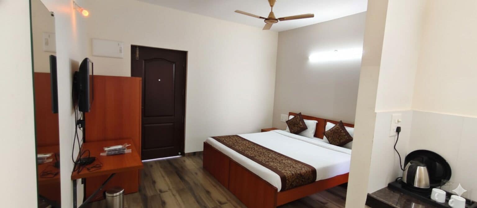 Deluxe Double Room, Hill View | Desk, laptop workspace, free WiFi