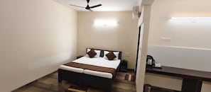 Superior Double Room, Hill View | Desk, laptop workspace, free WiFi - Maharaja Agrashen Bhawan (Panaji)