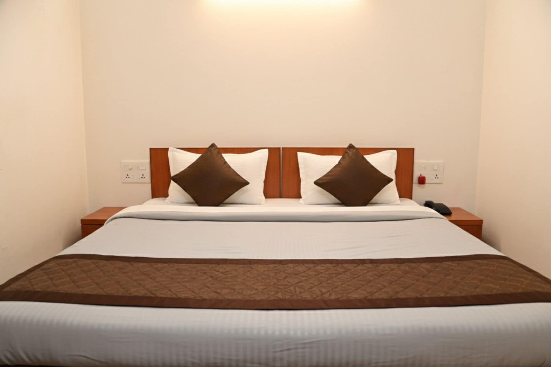 Grand Studio Suite, Hill View | Desk, laptop workspace, free WiFi