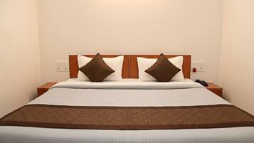 Grand Studio Suite, Hill View | Desk, laptop workspace, free WiFi