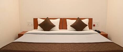 Grand studio suite, uitzicht op heuvels | Een bureau, een laptopwerkplek, gratis wifi