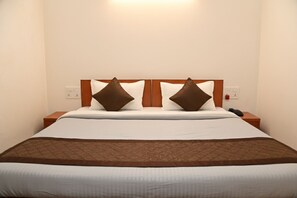 Studiosuite – grand, utsikt mot høyde | Skrivebord, skrivebord for bærbar PC og wi-fi (inkludert)