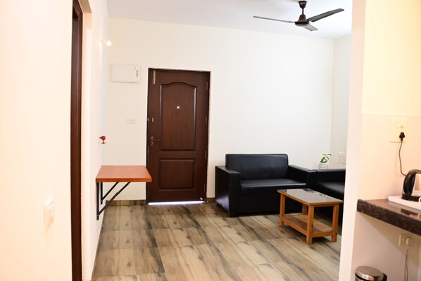 Grand Studio Suite, Hill View | Living area