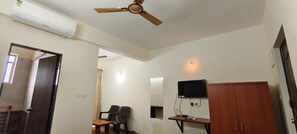 ห้องดีลักซ์ดับเบิล, วิวภูเขา | โต๊ะทำงาน, พื้นที่ทำงานแบบใช้แล็ปท็อป, Wi-Fi ฟรี