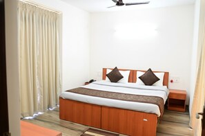 Grand Studio Suite, Hill View | Laptop workspace, WiFi