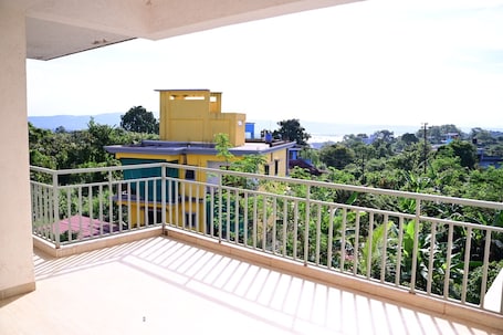 Grand Studio Suite, Hill View | Terrace/patio