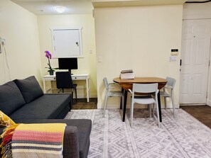 Living area - Cedar-Cottage Comfort Suite (Vancouver)