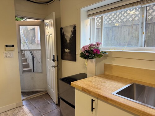 Cedar-Cottage Comfort Suite