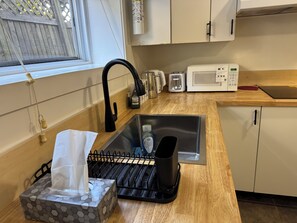 Private kitchen - Cedar-Cottage Comfort Suite (Vancouver)