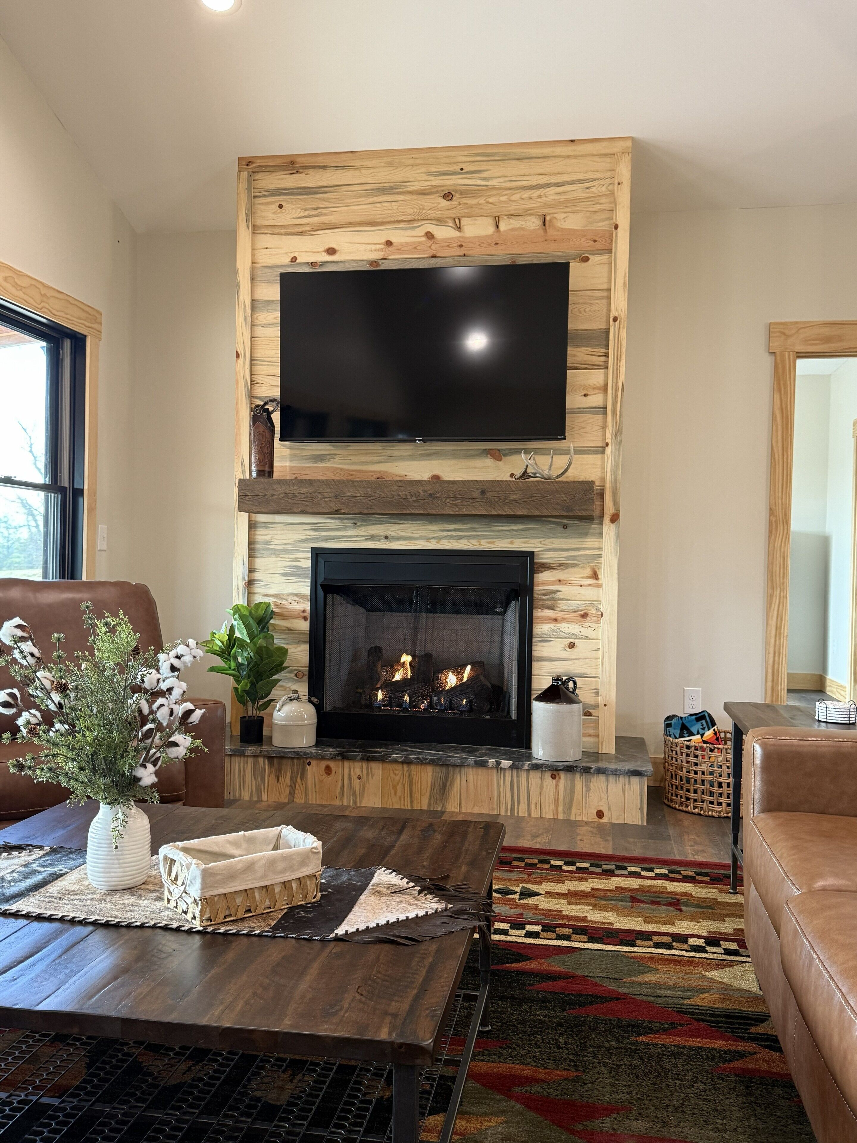 Una Smart TV, una mesa de tenis de mesa