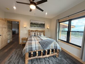 5 عدّة غرف نوم ومكواة/لوح كي وواي فاي م�جانًا وملاءات أسرّة