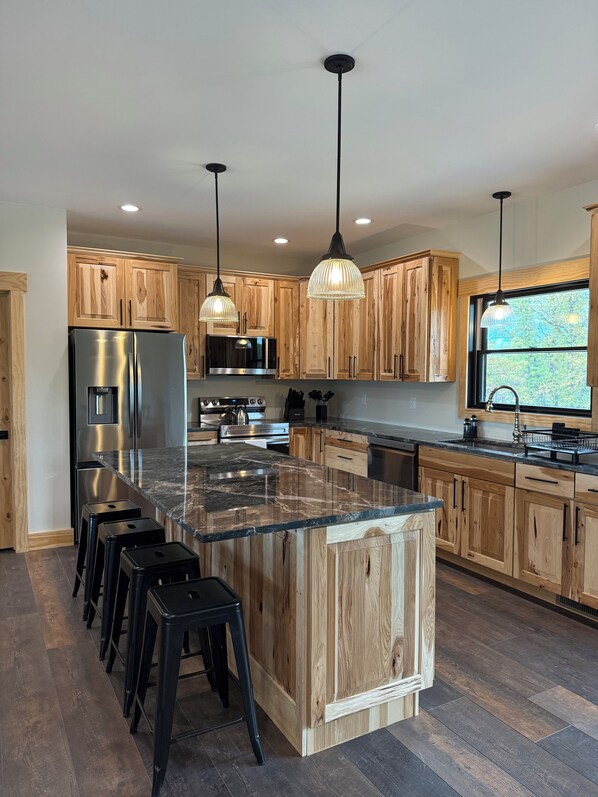 Fridge, microwave, oven, stovetop - The Starry Pines. Family Cabin 5BR, Aladdin WY, tucked in the Black Hills Forest (Aladdin)