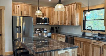 The Starry Pines. Family Cabin 5BR, Aladdin WY, tucked in the Black Hills Forest