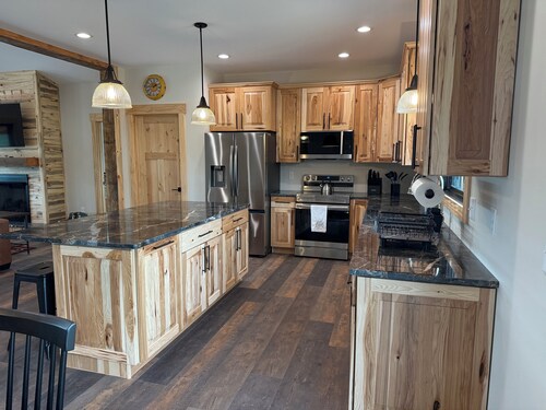 The Starry Pines. Family Cabin 5BR, Aladdin WY, tucked in the Black Hills Forest