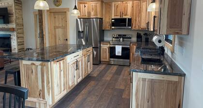 The Starry Pines. Family Cabin 5BR, Aladdin WY, tucked in the Black Hills Forest