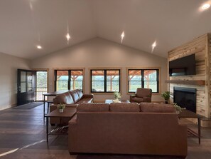 Smart TV, table tennis - The Starry Pines. Family Cabin 5BR, Aladdin WY, tucked in the Black Hills Forest (Aladdin)