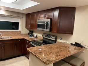 Microwave, oven, stovetop, dishwasher - luxury 2-bedroom villa near Disney  - Christmas Week December 20 to 27 (Orlando)