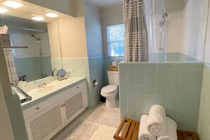 Shower, hair dryer, towels, soap - Casa Consuelo, A charming house in peaceful South Del Rio (Del Rio)