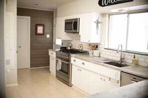 ثلاجة، ميكروويف، فرن، موقد طهي مسطح