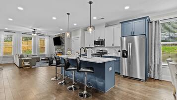 Een koelkast, een magnetron, een oven, een kookplaat