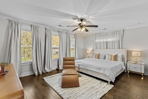 4 bedrooms, iron/ironing board, travel cot, free WiFi - Modern Home Near Mercedes-Benz & Downtown ATL (Atlanta)