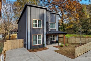 Exterior - Modern Home Near Mercedes-Benz & Downtown ATL (Atlanta)