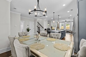 Dining - Modern Home Near Mercedes-Benz & Downtown ATL (Atlanta)