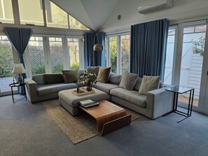 Living area - Art Deco Bungalow 3BDR 2Baths 10mins drive to Brighton/Elwood beach (Ormond)