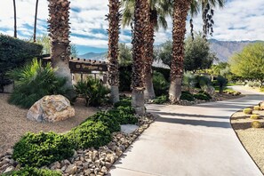 Property grounds - Charming spacious 2-bedroom 3 bath condo in peaceful Palm Springs - Walk To Town (Palm Springs)