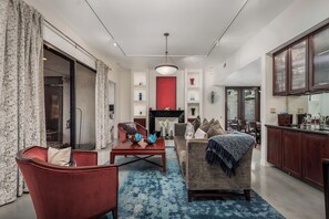 Interior - Charming spacious 2-bedroom 3 bath condo in peaceful Palm Springs - Walk To Town (Palm Springs)