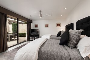 2 bedrooms, iron/ironing board, WiFi, bed sheets - Charming spacious 2-bedroom 3 bath condo in peaceful Palm Springs - Walk To Town (Palm Springs)