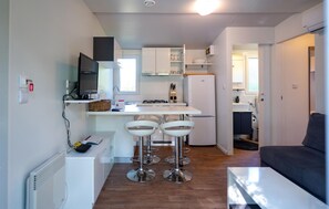 ثلاجة، موقد طهي مسطح، ماكينة لصنع القهوة/الشاي