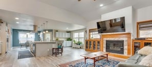 Televisión y chimenea