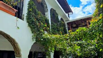 Vista frontal de la propiedad