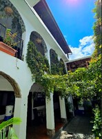 Fachada de la propiedad