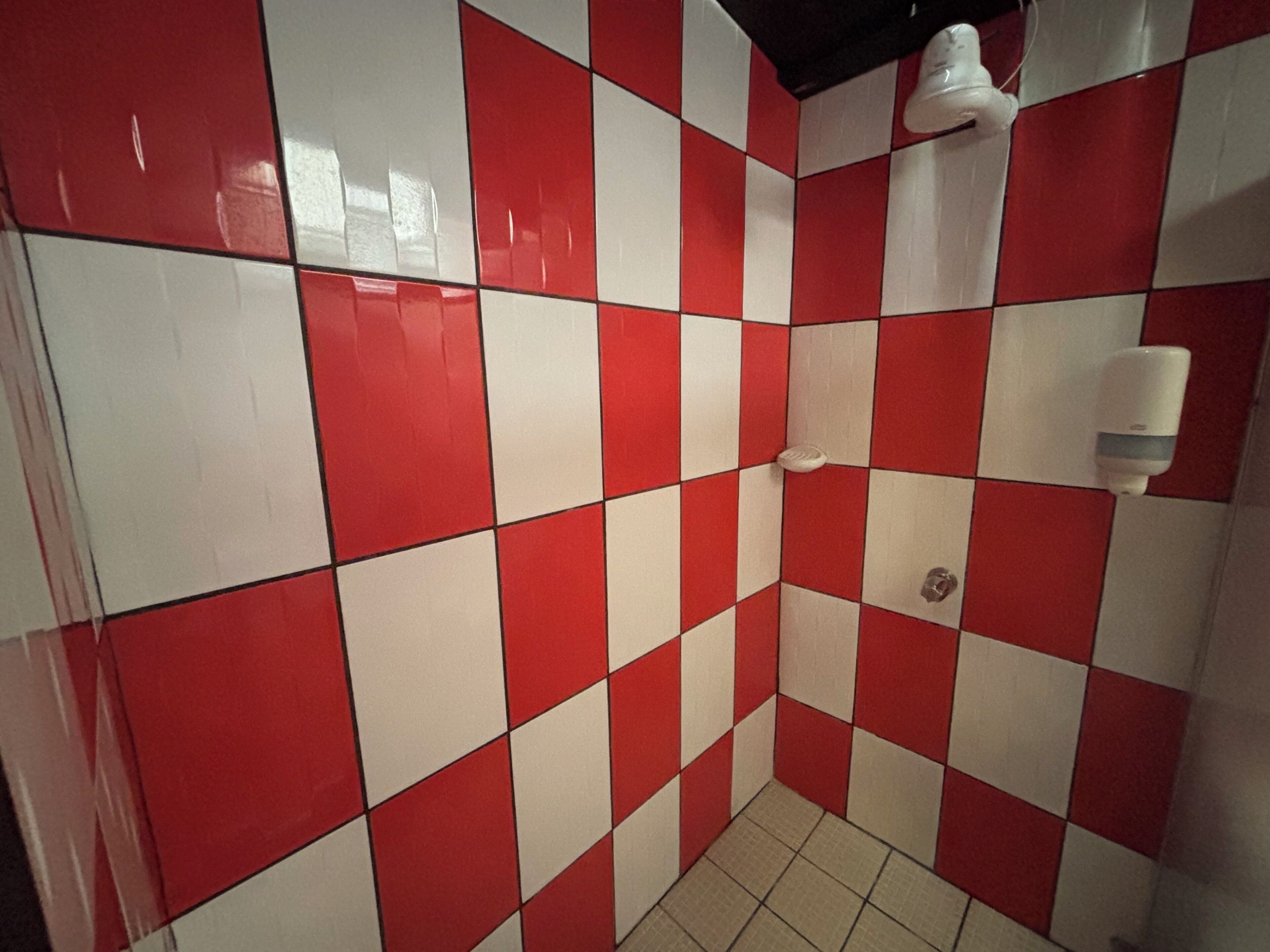 Habitación triple familiar | Baño | Toallas, jabón, shampoo, papel de baño 