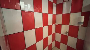 Habitación triple familiar | Baño | Toallas, jabón, shampoo, papel de baño