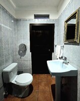 Chambre Triple Classique | Salle de bain | Serviettes fournies, savon, shampoing, papier toilette