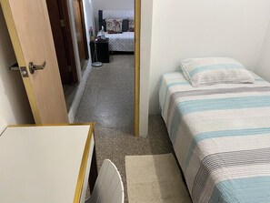 1 habitación, tabla de planchar con plancha, wifi y ropa de cama 