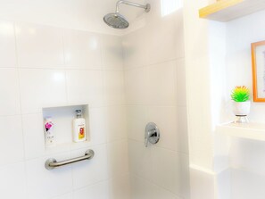 Dusche, Haartrockner, Handtücher, Seife