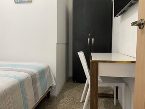 1 habitación, tabla de planchar con plancha, wifi y ropa de cama 