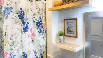 Regadera, secadora de cabello, toallas, jabón