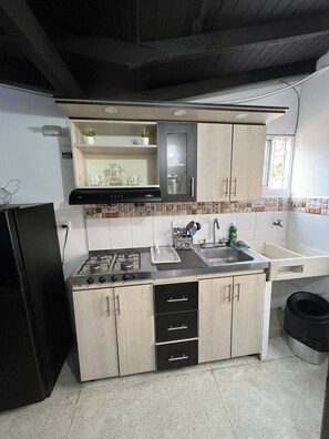 Private kitchen - La castellana la castellana studio apartment (Medellín)