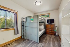 Iron/ironing board, internet, bed sheets, wheelchair access - Newly built cabin, unparalleled views of forest, close to ski, hiking and lake (Kalispell)