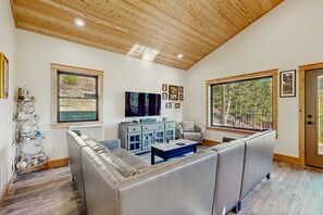 TV, DVD player - Newly built cabin, unparalleled views of forest, close to ski, hiking and lake (Kalispell)