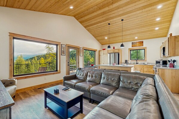 TV, DVD player - Newly built cabin, unparalleled views of forest, close to ski, hiking and lake (Kalispell)