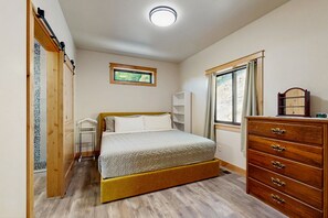 Iron/ironing board, internet, bed sheets, wheelchair access - Newly built cabin, unparalleled views of forest, close to ski, hiking and lake (Kalispell)