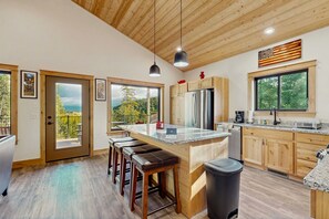 Fridge, microwave, oven, stovetop - Newly built cabin, unparalleled views of forest, close to ski, hiking and lake (Kalispell)